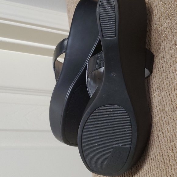 🖤GUESS🖤 WEDGE SANDALS - Picture 5 of 6